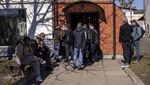 Invasi Rusia Masih Gaspol, Warga Ukraina Ramai-ramai Beli Senpi