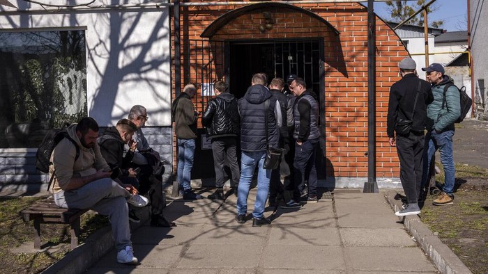 Serangan Rusia ke Ukraina yang dilakukan sejak 24 Februari 2022 lalu masih berlangsung. Hal itu membuat warga Ukraina ramai-ramai beli senjata untuk perlawanan.