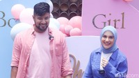 Setelah pengajian, Irish Bella dan Ammar Zoni berganti pakaian untuk acara gender reveal. Irish Bella terlihat memakai outer biru tua sedangkan Ammar Zoni mekakai kaus dan kemeja berwarna merah jambu. Foto: Noel/detikHOT