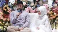 Irish Bella tampak anggun memakai busana muslim berwarna putih saat pengajian syukuran kehamilannya yang ketiga. Foto: Noel/detikHOT