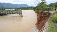 Jalan dan jembatan penghubung Kecamatan Suwawa dan Suwawa Selatan amblas diterjang aliran air sungai yang meluap pada Sabtu (19/3) lalu.