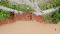 Foto udara kondisi jalan yang amblas di Suwawa Selatan, Kabupaten Bone Bolango, Gorontalo.