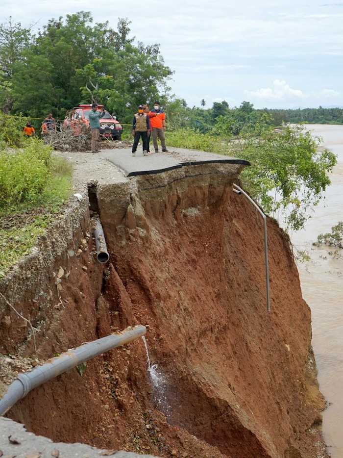 Jalan dan Jembatan Amblas di Bone Bolango, Gorontalo Foto udara kondisi jalan dan jembatan yang amblas di Suwawa Selatan, Kabupaten Bone Bolango, Gorontalo, Rabu (23/3/2022). Jalan dan jembatan penghubung Kecamatan Suwawa dan Suwawa Selatan amblas diterjang aliran air sungai yang meluap pada Sabtu (19/3) lalu. ANTARA FOTO/Adiwinata Solihin/rwa.