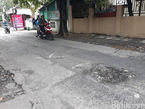 Lubang di Jalan Pattimura yang berada di Kelurahan Serengan, Kecamatan Serengan.