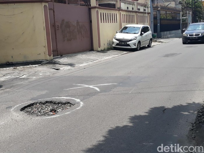Lubang di Jalan Pattimura yang berada di Kelurahan Serengan, Kecamatan Serengan.