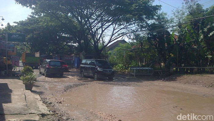 Jalur alternatif di Jakenan, Pati, rusak parah, Kamis (24/3/2022).