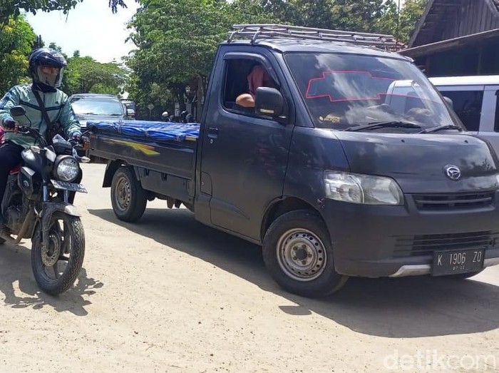 Jalur alternatif Sumber-Jakenan mulai dipadati kendaraan, Kamis (24/3) siang.