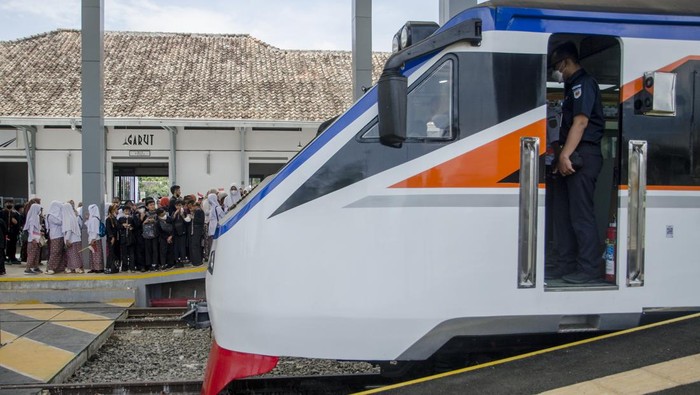Warga melihat kereta api Inspeksi yang melintasi jalur rel di Stasiun Garut, Garut, Jawa Barat, Kamis (24/3/2022). PT. Kereta Api Indonesia (Persero) melakukan reaktivasi jalur lintas Kereta Api Cibatu-Garut setelah sekitar 40 tahun tidak beroperasi guna meningkatkan konektivitas antar daerah dengan moda transportasi kereta api. ANTARA FOTO/Novrian Arbi/rwa.