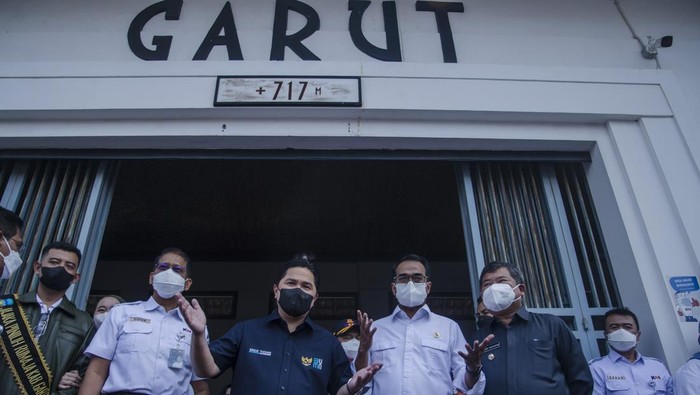 Jalur Kereta Api Cibatu-Garut Hidup Lagi Setelah 40 Tahun Mati Suri Warga melihat kereta api Inspeksi yang melintasi jalur rel di Stasiun Garut, Garut, Jawa Barat, Kamis (24/3/2022). PT. Kereta Api Indonesia (Persero) melakukan reaktivasi jalur lintas Kereta Api Cibatu-Garut setelah sekitar 40 tahun tidak beroperasi guna meningkatkan konektivitas antar daerah dengan moda transportasi kereta api. ANTARA FOTO/Novrian Arbi/rwa.