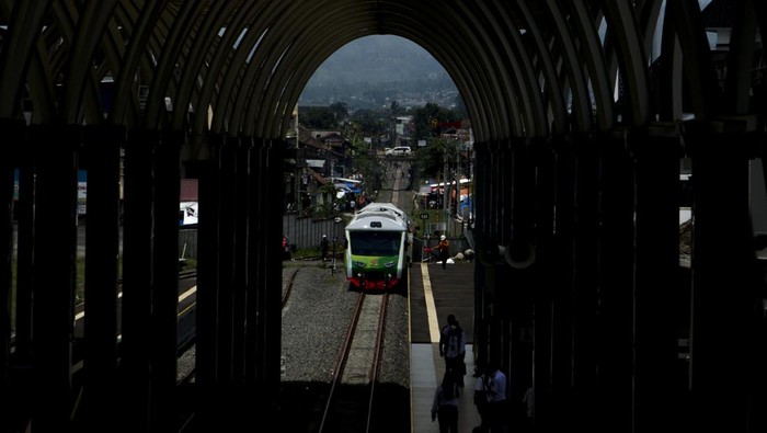 Jalur Kereta Api Cibatu-Garut Hidup Lagi Setelah 40 Tahun Mati Suri Warga melihat kereta api Inspeksi yang melintasi jalur rel di Stasiun Garut, Garut, Jawa Barat, Kamis (24/3/2022). PT. Kereta Api Indonesia (Persero) melakukan reaktivasi jalur lintas Kereta Api Cibatu-Garut setelah sekitar 40 tahun tidak beroperasi guna meningkatkan konektivitas antar daerah dengan moda transportasi kereta api. ANTARA FOTO/Novrian Arbi/rwa.