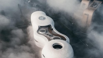 DJI Mavic 3 Limitied Award diraih Tension Vision yang mengabadikan Museum Animasi China yang berkabut. Alat: DJI Mavic 3 1/600sec pada f/3, ISO 100. Foto: SkyPixel