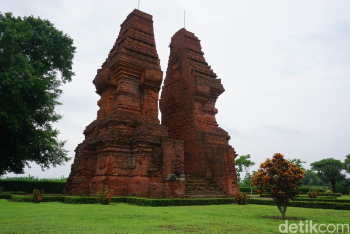 Menelusuri jejak Kerajaan Majapahit di Kecamatan Trowulan, Mojokerto. Jejak yang masih tersisa berupa sejumlah candi, gapura, kolam dan petirtaan.