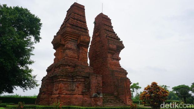 Menelusuri jejak Kerajaan Majapahit di Kecamatan Trowulan, Mojokerto. Jejak yang masih tersisa berupa sejumlah candi, gapura, kolam dan petirtaan.