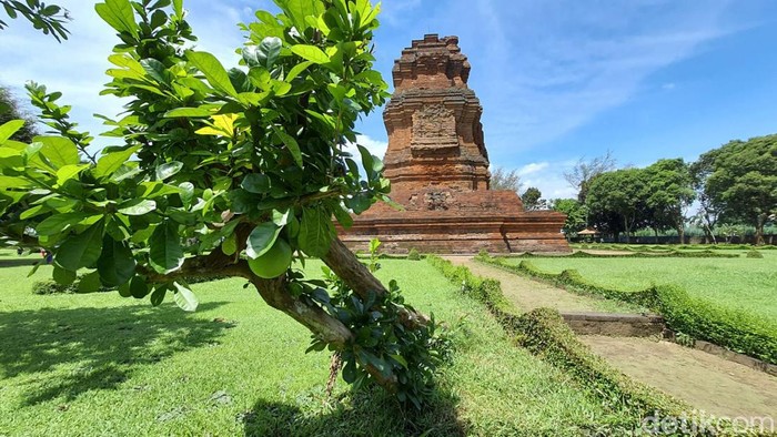 Menelusuri jejak Kerajaan Majapahit di Kecamatan Trowulan, Mojokerto. Jejak yang masih tersisa berupa sejumlah candi, gapura, kolam dan petirtaan.