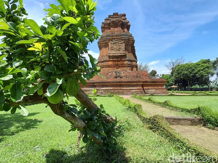 Menelusuri jejak Kerajaan Majapahit di Kecamatan Trowulan, Mojokerto. Jejak yang masih tersisa berupa sejumlah candi, gapura, kolam dan petirtaan.