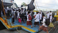 Sejumlah santri yang belajar di pondok pesantren Sukorejo, Situbondo mulai pulang kampung ke Pulau Sapudi, Sumenep, menyusul datangnya Bulan Ramadhan dan masa libur belajar.  