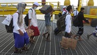 Para santri ini harus sudah menjalani vaksin dosis kedua untuk lolos naik KMP.  