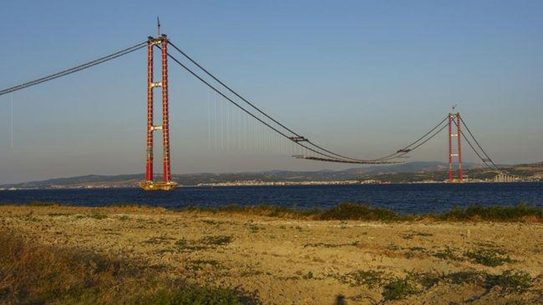 Jembatan penghubung Asia dan Eropa di Turki yang baru diresmikan.