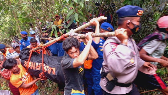 Jenazah diduga korban kecelakaan mobil terjun ke Sungai Salubarani, Tana Toraja ditemukan di Enrekang atau 8 kilometer dari lokasi kejadian (Dok. Istimewa)