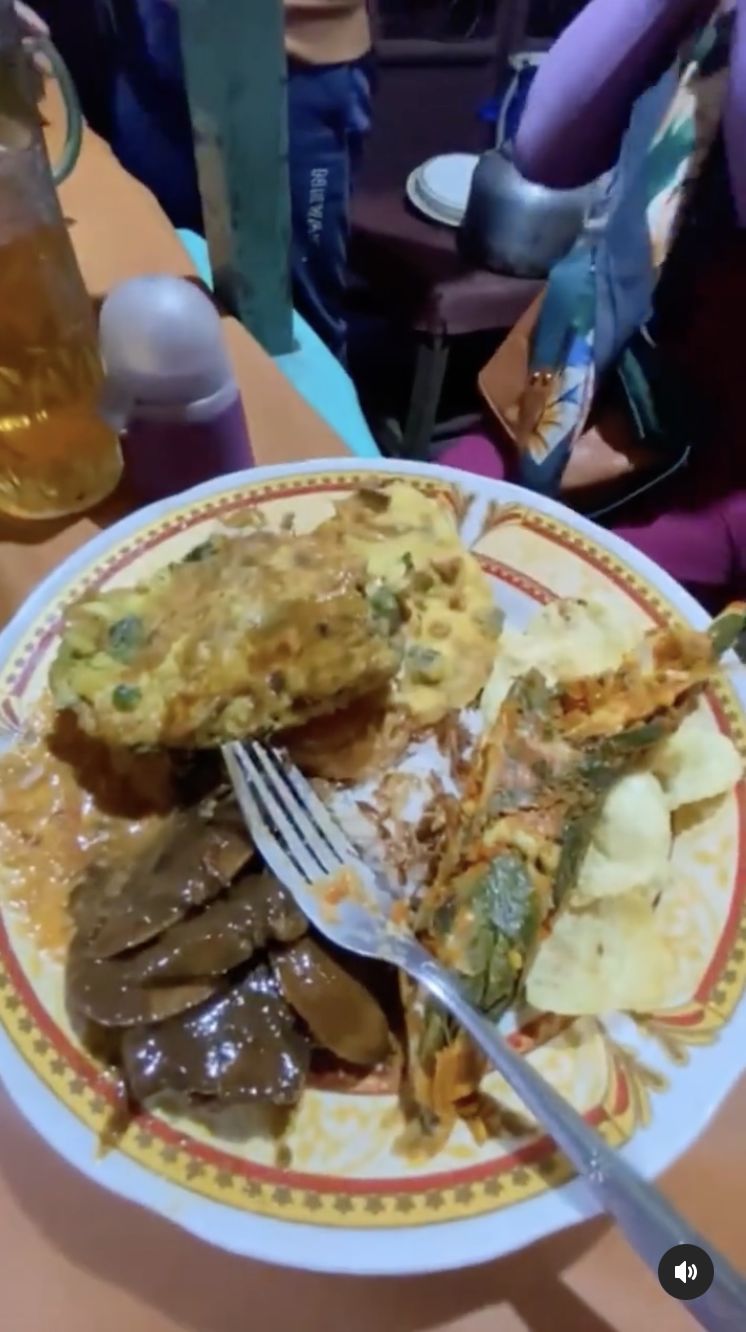 Jusuf Hamka Makan Nasi Uduk di Pinggir Jalan, Pilih Lauk Semur Jengkol