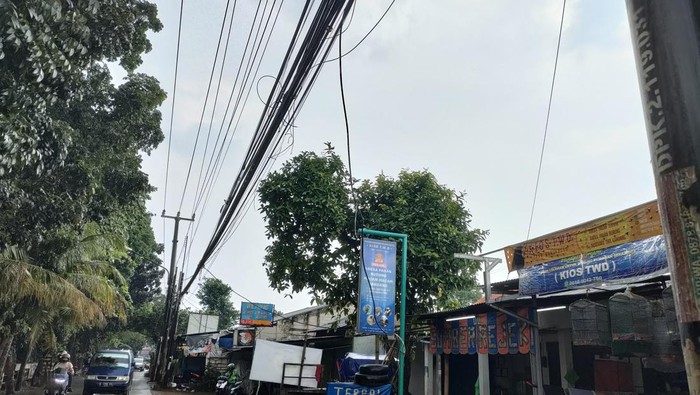 Kabel Menjuntai di Depok (Dwi-detikcom)
