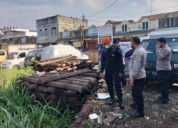 KAI Daop 1 Jakarta dan kepolisian mengukap 3 kasus pencurian material prasarana kereta api (KA). Sebanyak 8 orang ditangkap terkait kasus tersebut. (dok KAI Daop 1 Jakarta)