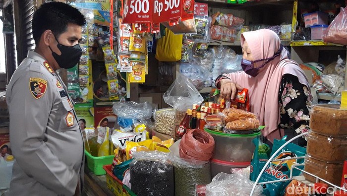 Kapolres Boyolali AKBP Asep Mauludin memantau ketersediaan minyak goreng di Pasar Boyolali Kota, Kamis (24/3/2022).