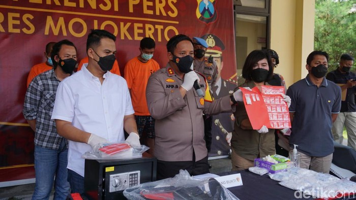 Kapolres Mojokerto saat menyampaikan konferensi pers penangkapan pelaku pembobol toko bangunan sekaligus kurir narkoba.