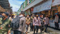Hal tersebut disampaikan Kapolri Jenderal Listyo Sigit Prabowo dalam kunjungannya di Pasar Sehat Soreang, Kabupaten Bandung bersama Kapolda Jabar Irjen Suntana, dan Kapolresta Bandung Kombes  Kusworo Wibowo.
