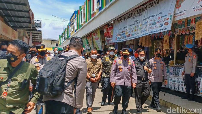 Kapolri Jenderal Listyo Sigit Prabowo mengunjungi Pasar Sehat Soreang, Kabupaten Bandung. Kapolri mengecek ketersediaan minyak goreng curah di pasar tersebut.