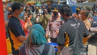 Kapolri berbincang dengan para pedagang.
