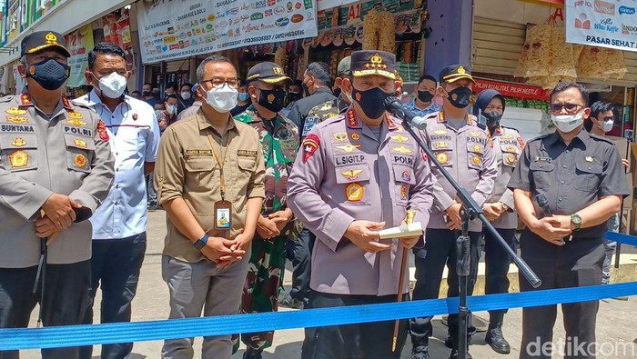 Kapolri Cek Minyak Goreng Curah di Pasar Sehat Soreang Kapolri Jenderal Listyo Sigit Prabowo mengunjungi Pasar Sehat Soreang, Kabupaten Bandung. Kapolri mengecek ketersediaan minyak goreng curah di pasar tersebut.