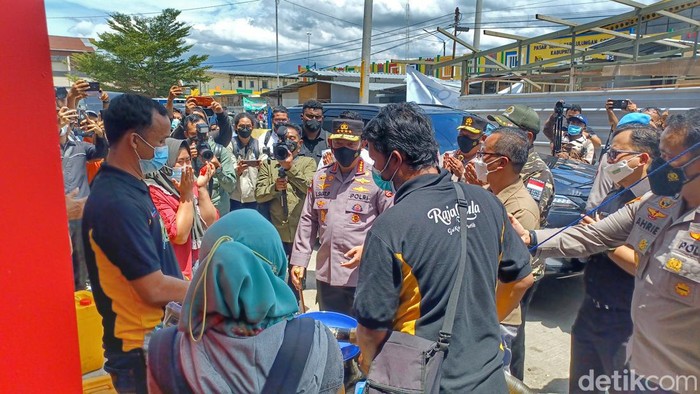 Kapolri Jenderal Listyo Sigit di Pasar Sehat Soreang.