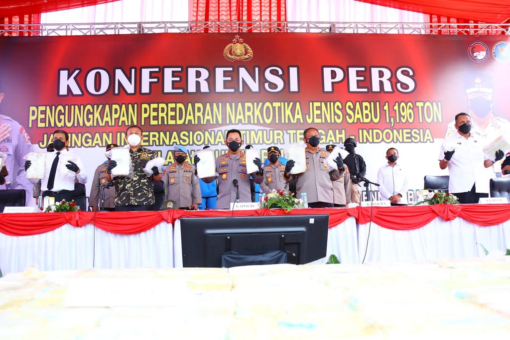 Kapolri Jenderal Listyo Sigit memimpin konferensi pers pengungkapan sabu seberat 1,196 ton