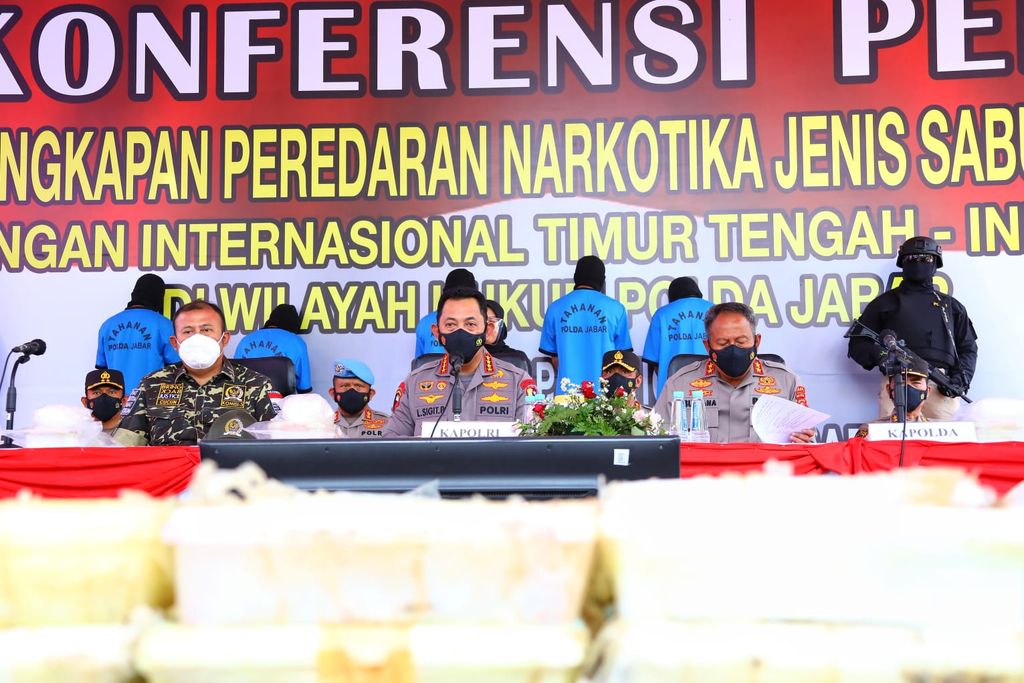 Kapolri Jenderal Listyo Sigit memimpin konferensi pers pengungkapan sabu seberat 1,196 ton
