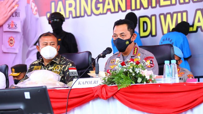 Kapolri Jenderal Listyo Sigit memimpin konferensi pers pengungkapan sabu seberat 1,196 ton