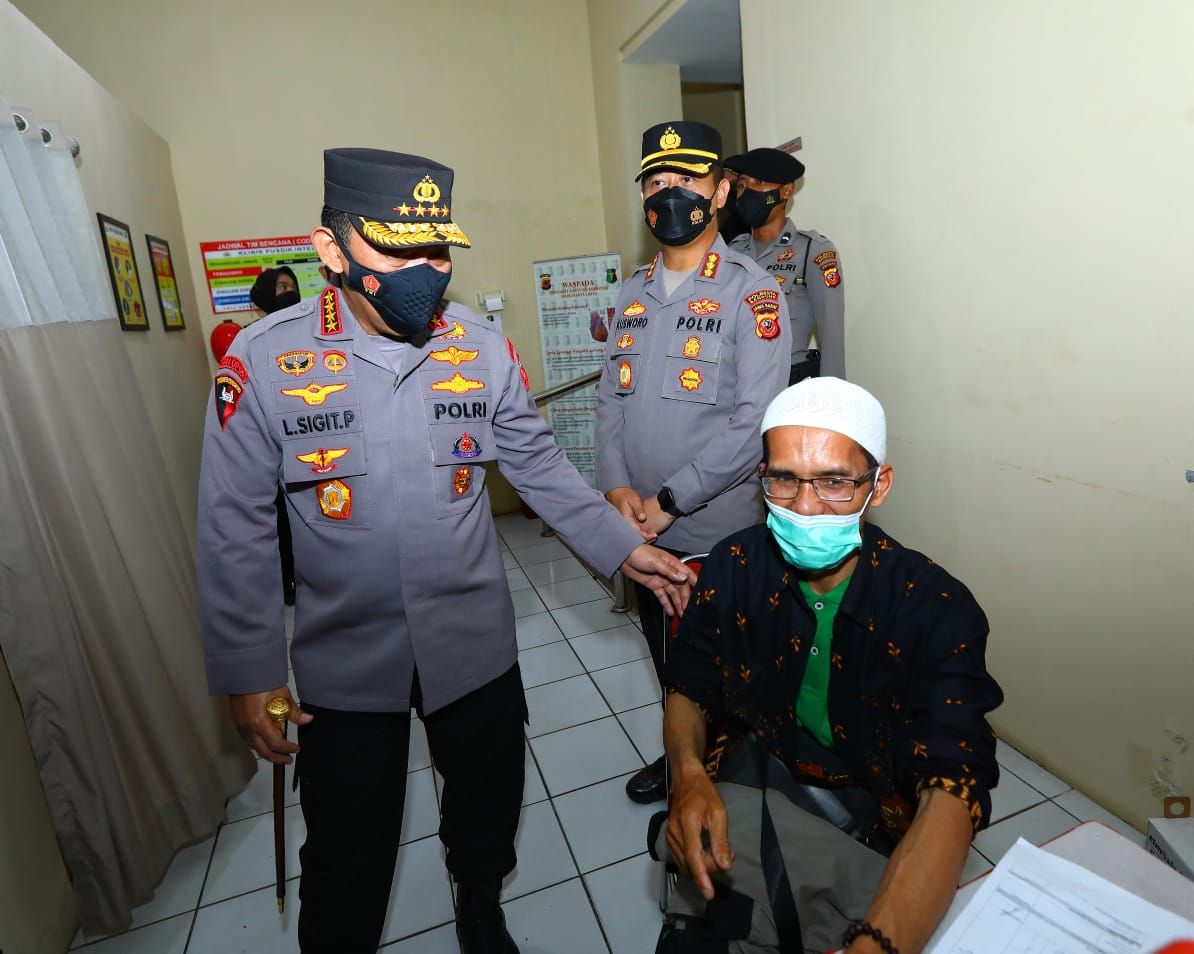 Kapolri Jenderal Listyo Sigit meninjau akselerasi vaksinasi di Pusdik Intelkam, Soreang