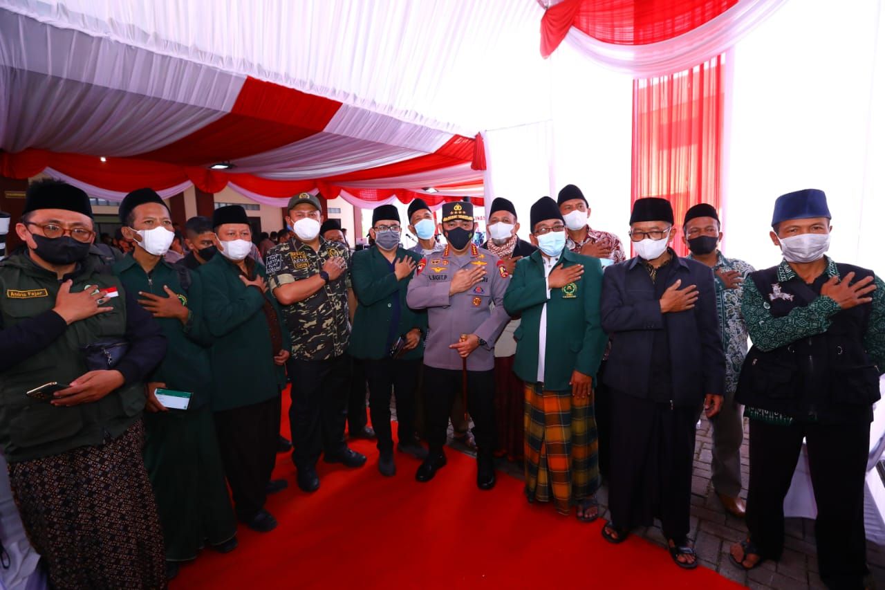 Kapolri Jenderal Listyo Sigit meninjau akselerasi vaksinasi di Pusdik Intelkam, Soreang