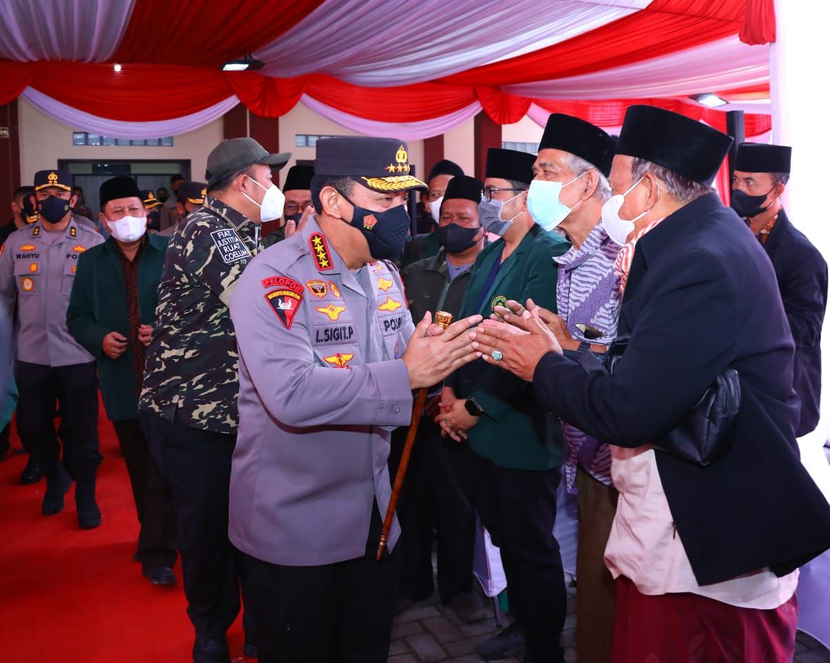 Kapolri Jenderal Listyo Sigit meninjau akselerasi vaksinasi di Pusdik Intelkam, Soreang