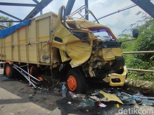 Polisi Selidiki Penyebab Kecelakaan Mobil Boks vs Truk di Ciamis