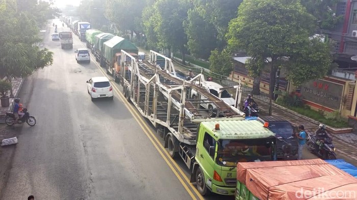 Kemacetan di jalur Pantura Rembang-Pati, Kamis (24/3/2022) pagi.