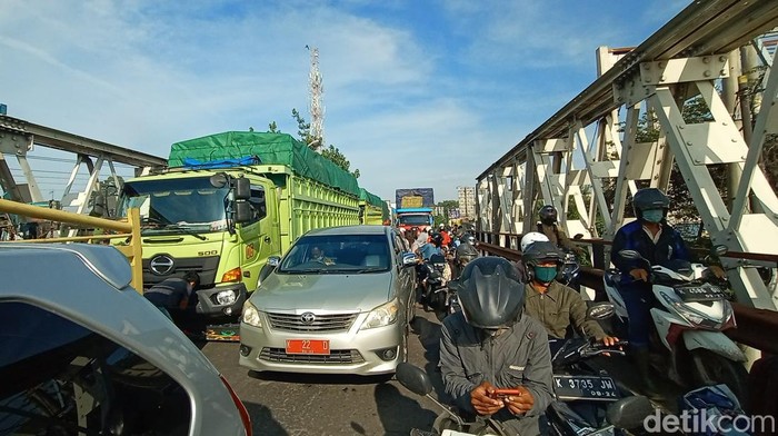 Kemacetan masih terjadi di Jalur Pantura Rembang-Pati, Kamis (24/3/2022).