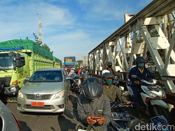 Kemacetan masih terjadi di Jalur Pantura Rembang-Pati, Kamis (24/3/2022).