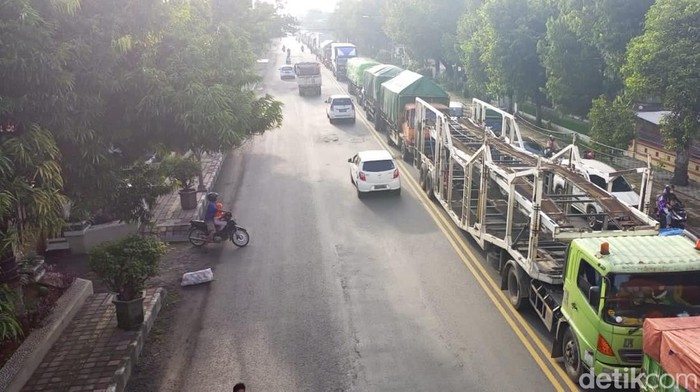 Kemacetan di jalur Pantura di Rembang, Kamis (24/3/2022).