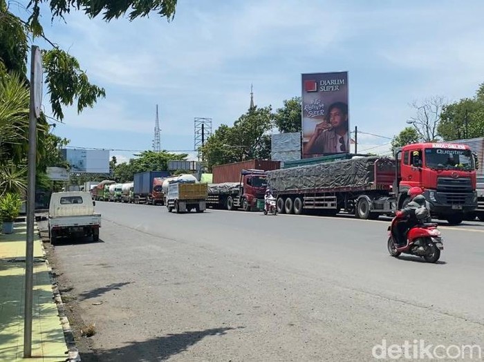Kemacetan jalur Pantura di Tugu Adipura Rembang kota, Kamis (24/3/2022) sekitar pukul 14.30 WIB.