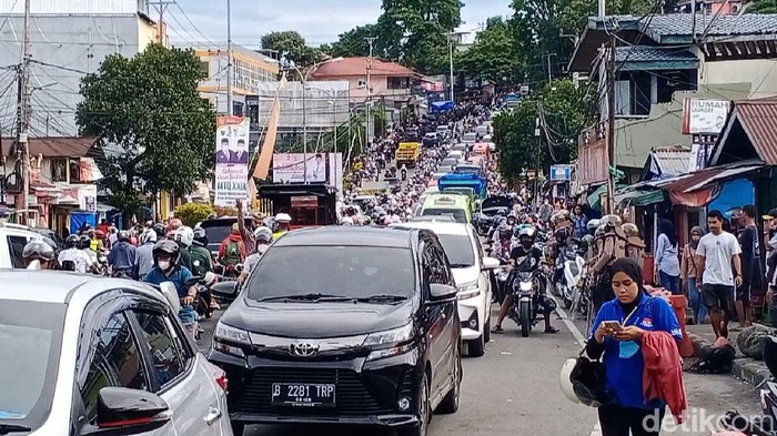 Kemacetan panjang di Ambon imbas aksi penolakan rencana eksekusi lahan