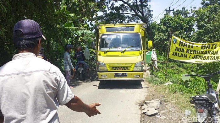 Kendaraan melewati jalan alternatif di Kecamatan Sumber, Kabupaten Rembang menuju Kecamatan Jakenan, Kabupaten Pati, Kamis (24/3/2022).