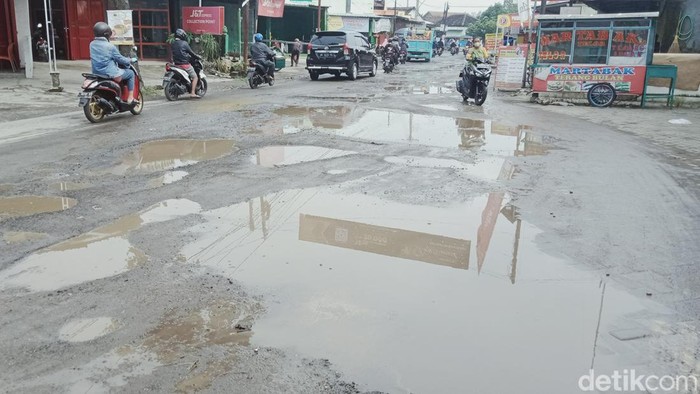 Kerusakan jalan raya Juwiring-Karangdowo yang parah memunculkan kubangan, Kamis (24/3/2022).