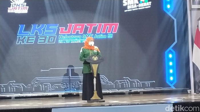 Khofifah di pembukaan LKS SMK di Blitar