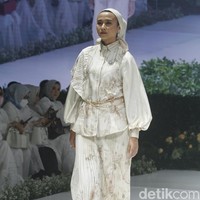 Fashion show busana muslim Ayu Dyah Andari berlangsung di Ballroom The Langham, Jakarta, Senin (14/3/2022). Foto: M. Abduh/Detikcom.